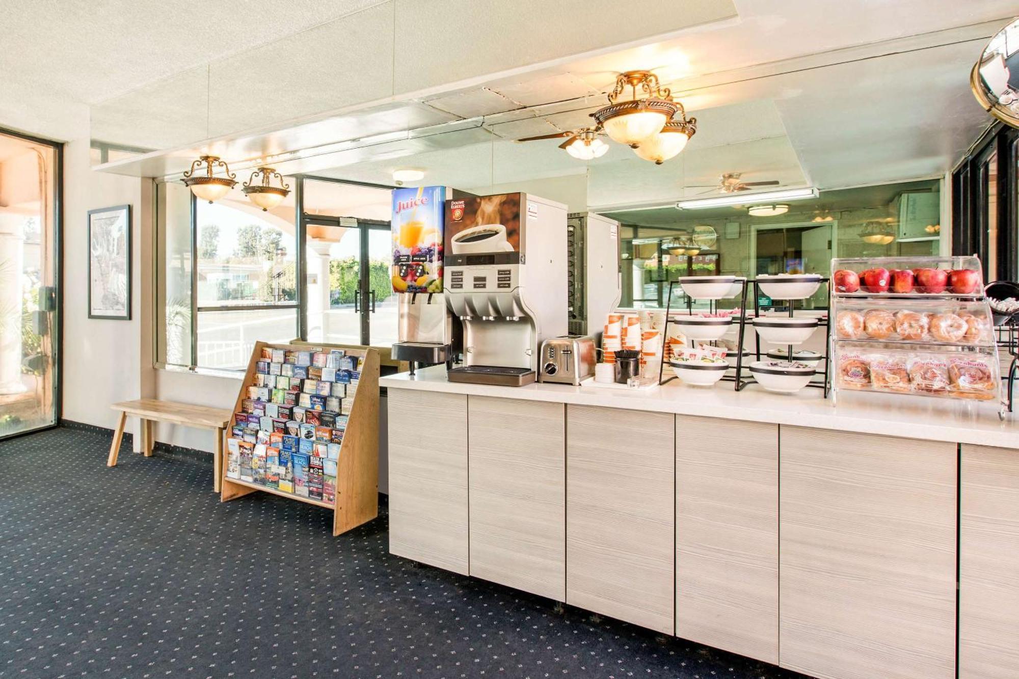 Rodeway Inn Near Melrose Ave — Fotos 1